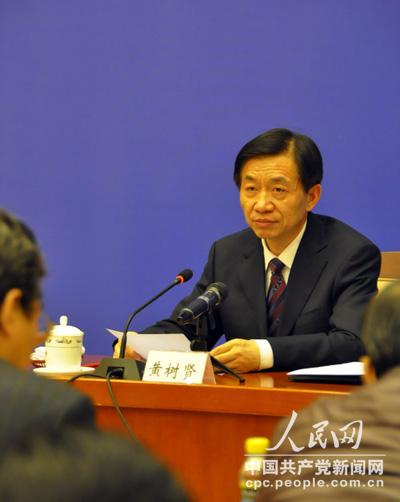 中央纪委副书记、监察部部长黄树贤通报2014年反腐倡廉工作情况。记者姚奕摄
