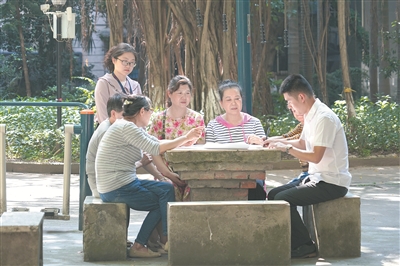 重庆市两江新区纪委监委通过常态化走访、开展院坝会等形式，多渠道收集群众对小区公共收益管理的诉求和反映。图为近日，该区纪检监察干部在观音桥街道某小区走访了解情况。林凛 摄