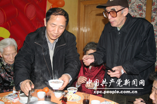 全国优秀共产党员、领导干部廉洁自律模范、时任武汉市武昌区副区长吴天祥悉心照顾孤寡老人的生活。