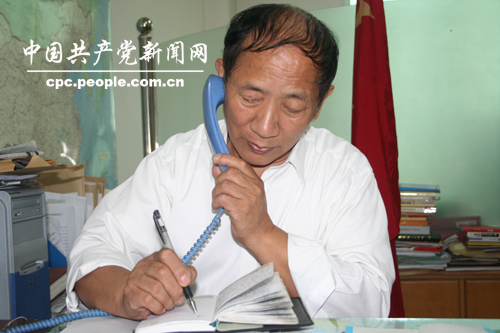 吴天祥接听群众诉求电话。