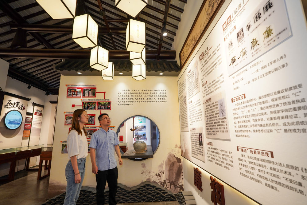 2024年7月4日,参观者在苏州市吴江区平望镇廉洁教育基地莺湖廉园内参观。新华社记者 李博 摄